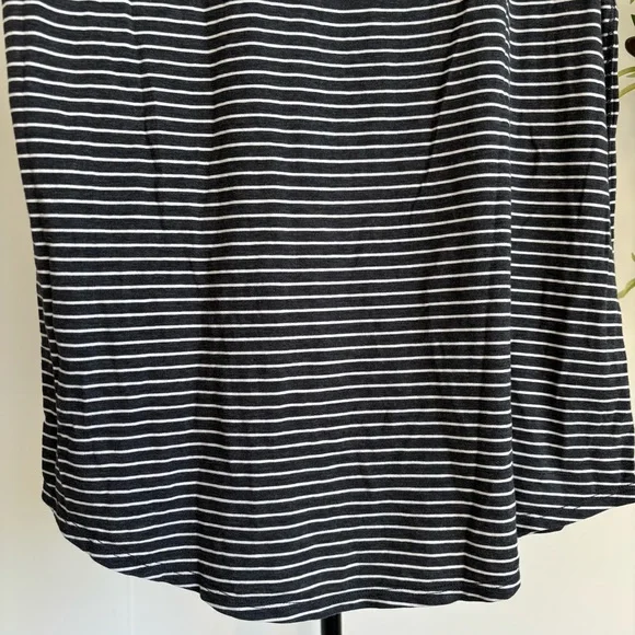 • [Lululemon] Striped V-Neck • - Picture 7 of 8